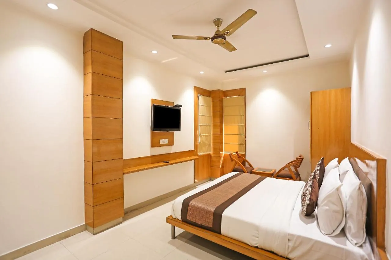 Hotel Fortuner Karol Bagh Just 1 Km From New Delhi Railway Station 4*, Delhi (National Capital Territory of India)